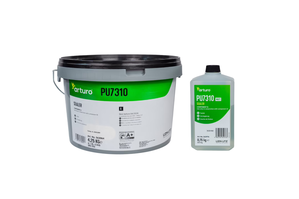Studiofoto van twee Arturo PU7310 sealer‑verpakkingen op witte achtergrond: een grote grijze kunststof emmer met groen‑wit etiket 'arturo PU7310 SEALER' en een kleinere doorzichtige kunststof fles met zwarte draaidop en een bijpassend groen etiket 'arturo PU7310 MATT SEALER'. De emmer heeft een metalen handvat, opdruk met gewicht en productinformatie, streepjescode en keuringssymbolen; het etiket toont 4,25 kg en artikelnummers. De kleinere fles toont 0,75 kg en componentaanduidingen. Gelijkmatige studioverlichting, zachte schaduwen, neutrale kleurweergave, vrijstaand op wit, geschikt voor catalogus of e‑commerce.