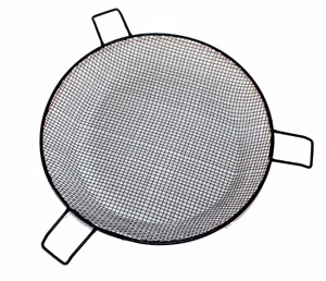 Bovenaanzicht van een ronde metalen zeef met fijn kruisvormig gaas en drie korte rechthoekige grepen gelijkmatig verdeeld rond de rand, op een witte achtergrond. De zeef heeft een dunne buitenrand.