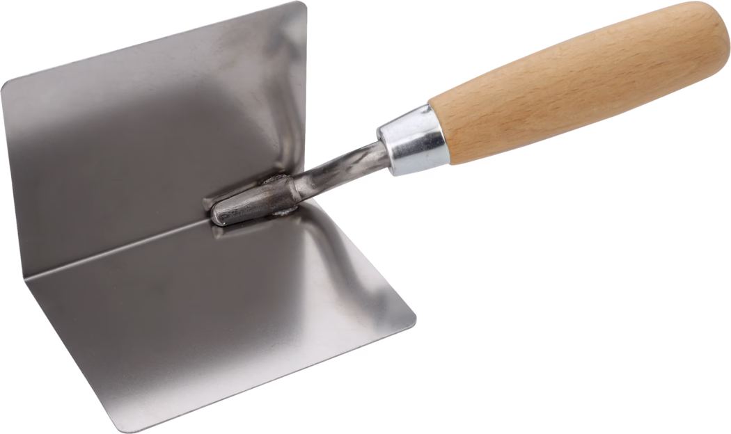 Een metalen binnenhoekspaan met houten handvat op een witte achtergrond.