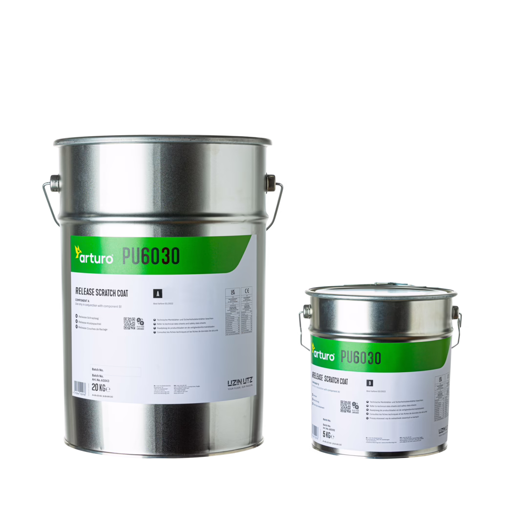 Productbeeld PU6030 Release Primer-HR Twee metalen verfemmers (één grote, één kleinere) met groene etiketten 'arturo PU6030 Release Scratch Coat', metalen handvaten en deksels op een witte achtergrond; de grote emmer toont 20 kg en de kleinere 5 kg. Studio-opname van het product.