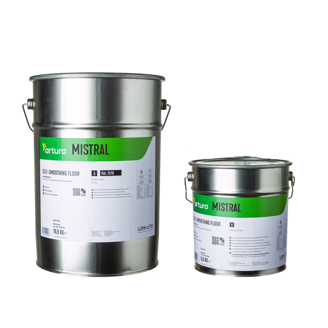 Arturo_Dummy_Mistral_25kg_02-2023 Twee metalen productblikjes in verschillende maten op een witte achtergrond. Beide cilindervormige zilverkleurige blikken hebben zijhandvatten en groen-witte etiketten met 'arturo MISTRAL' en productinformatie zoals 'Self-smoothing floor' en RAL 7016. Het grotere blik links is duidelijk hoger dan het kleinere rechts. Studio-opname met neutrale belichting en schaduwen, focus op verpakking, merk en grootteverschil.
