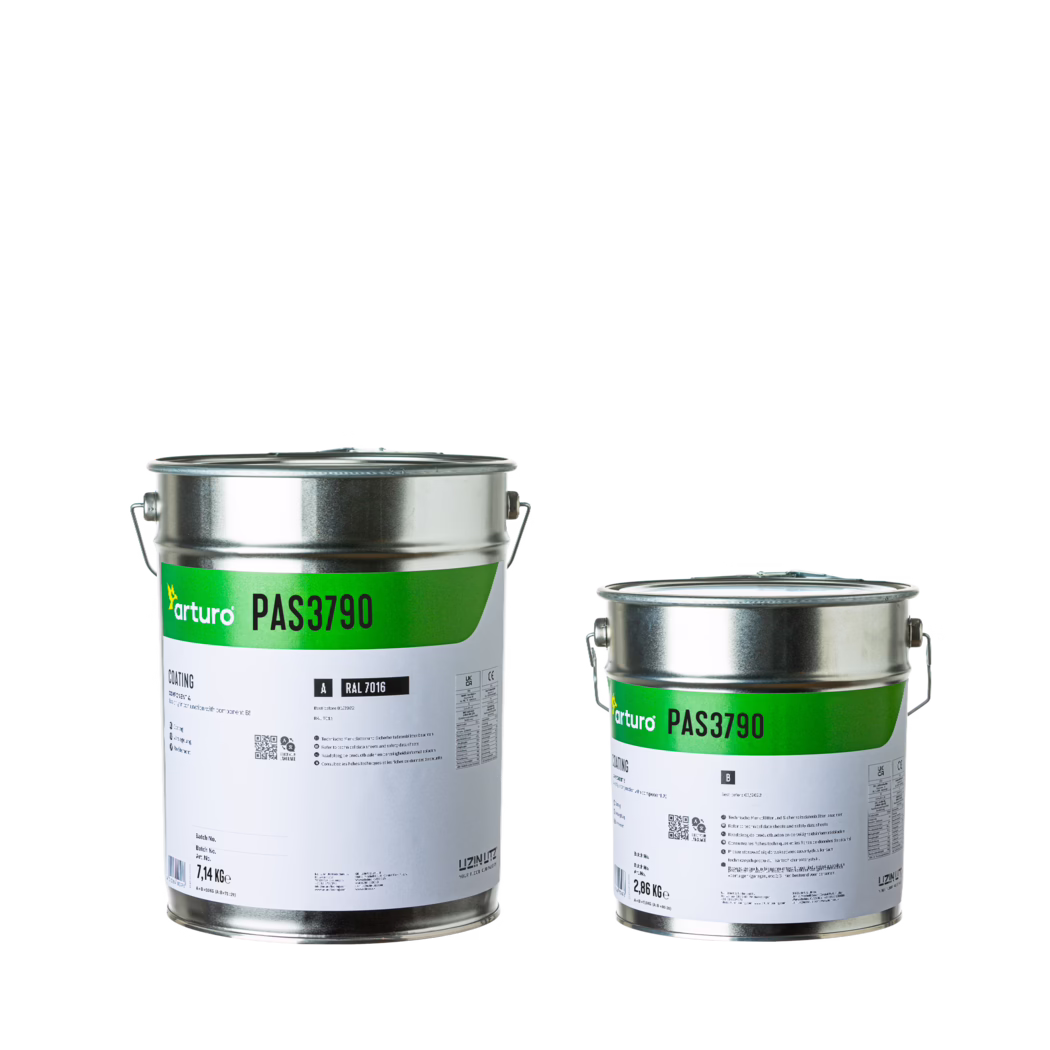 Arturo_Dummy_PAS3790-10kg_2022-05 A high-resolution studio photo of two metal paint cans standing side by side on a white background. Both cylindrical tins have silver metallic surfaces and green-and-white product labels reading 'arturo PAS3790'. The larger can on the left displays additional printed details including the weight '7,14 KG', a RAL color reference 'RAL 7016' and a QR code, while the smaller can on the right is labelled '2,86 KG'. Each can has a sealed lid and a metal carry handle; the image emphasizes the clean packaging, reflective metal texture and clear brand labeling against an uncluttered white backdrop.