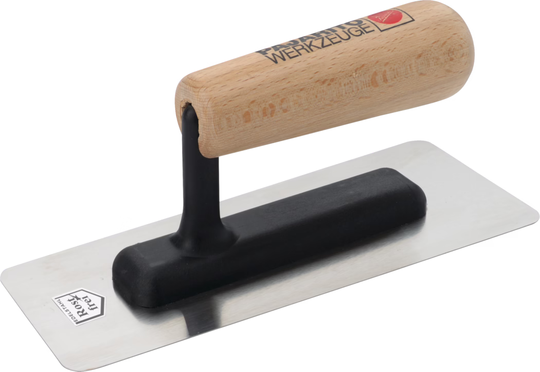 Pajarito_Dummy_Marble effect trowel wooden handle_013668_013669_013670_2021-03 Close-up van een rechthoekige RVS-gladstrijkspaan met gepolijste vlakke plaat en licht afgeronde hoeken. Hij heeft een zwarte, gevormde kunststof bevestiging en een verticale pen die een glad, afgerond houten handvat met natuurlijke afwerking en een opdruk ondersteunt. Het gereedschap is schoon en gefotografeerd op een witte achtergrond; het wordt gebruikt om pleisterwerk, mortel of stuc op muren en plafonds glad te strijken. Details zoals het reflecterende metaaloppervlak, de zwarte dempende basis en de houtnerf van het handvat zijn duidelijk zichtbaar.